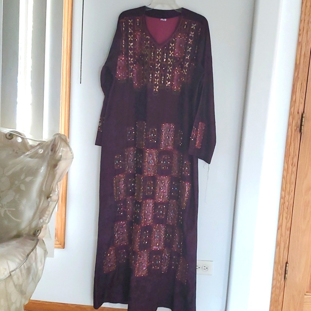 Maroon dishdash bust 25 inch